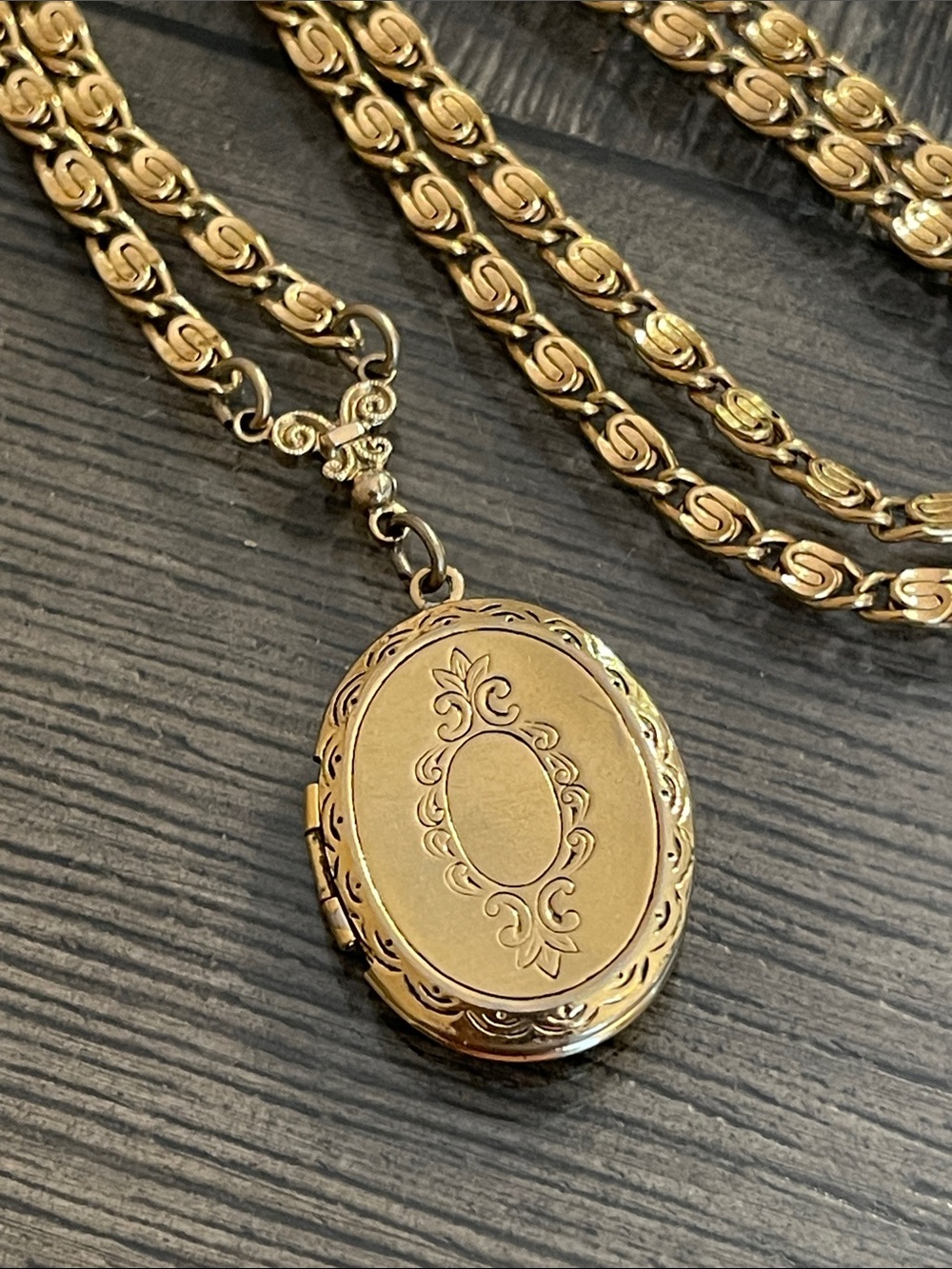 Gold-tone Oval Locket necklace from the 1928 Jewelry Company - Picture 3 of 16
